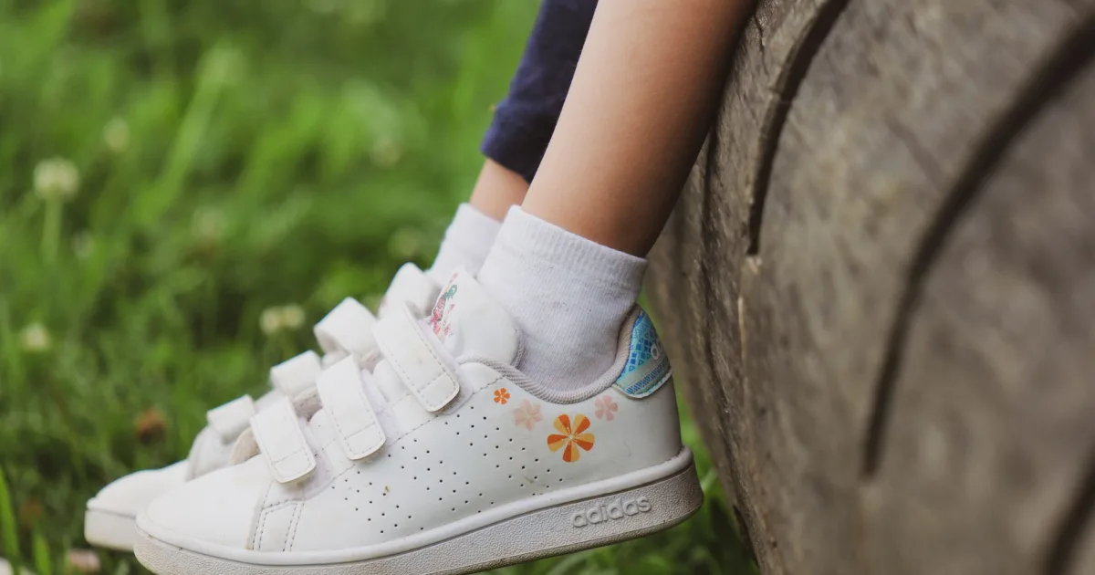 Et barn i et par nye hvide sneakers, som dem der er nedsat til børn hos JD Sports i oktober 2026.